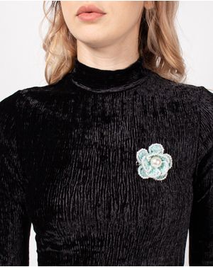Brosa in forma de floare cu detalii verzi