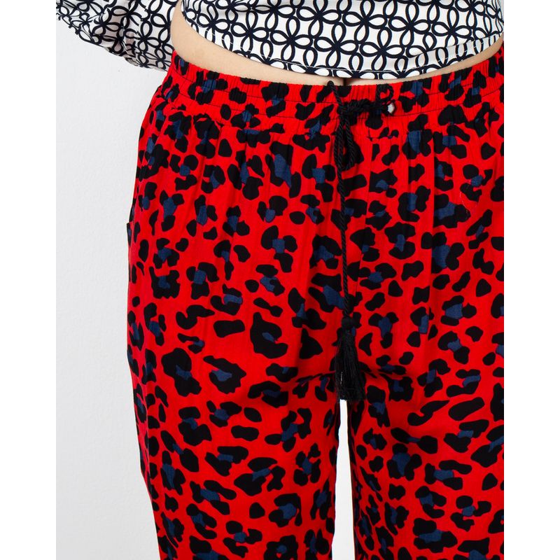 Pantaloni-lungi-animal-print-cu-snur-in-talie-si-buzunare-23ITT45012