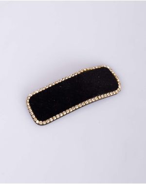 Clama neagra de par cu accesorii aplicate