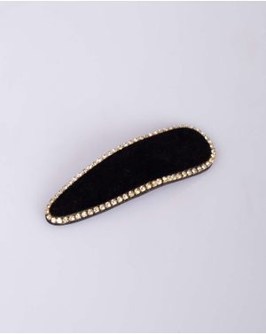Clama neagra de par cu accesorii aplicate