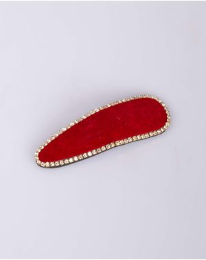 Clama rosie de par cu accesorii aplicate