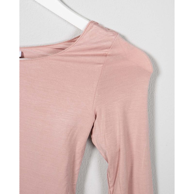 Bluza-subtire-cu-fronseu-si-un-umar-gol-25TEK01013