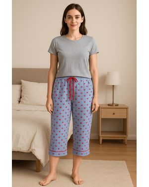 Pantaloni de pijama 3/4 cu inimioare roșii – Confort și delicatețe pentru serile tale acasă N241770001