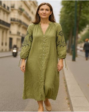 Rochie lejera cu model model perforat la maneci