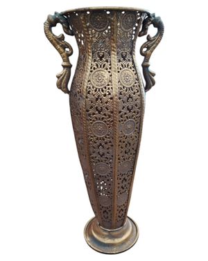 Vază decorativă metalică cu model perforat și mânere 25TAI50003