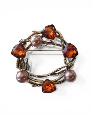 Broșă damă rotundă cu cristale maro și detalii perlate M2299401049