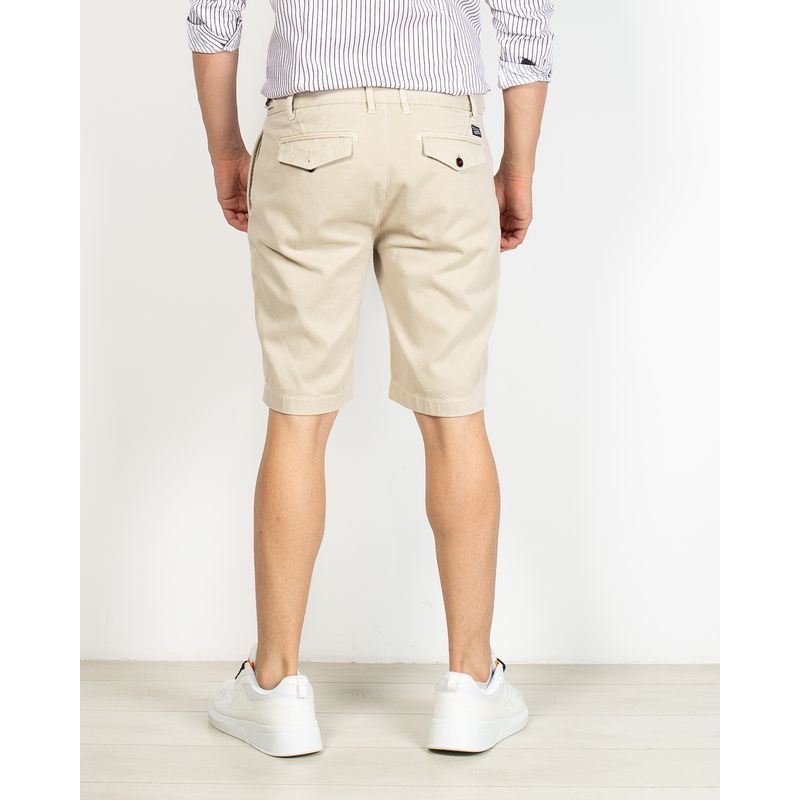 Pantaloni-scurti-cu-buzunare-si-nasturi