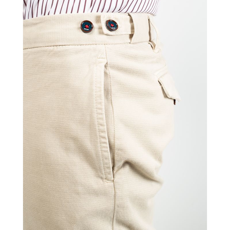 Pantaloni-scurti-cu-buzunare-si-nasturi