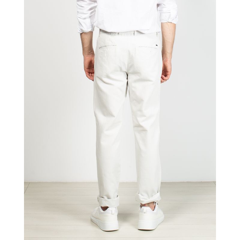 Pantaloni-drepti-cu-buzunare-si-nasturi