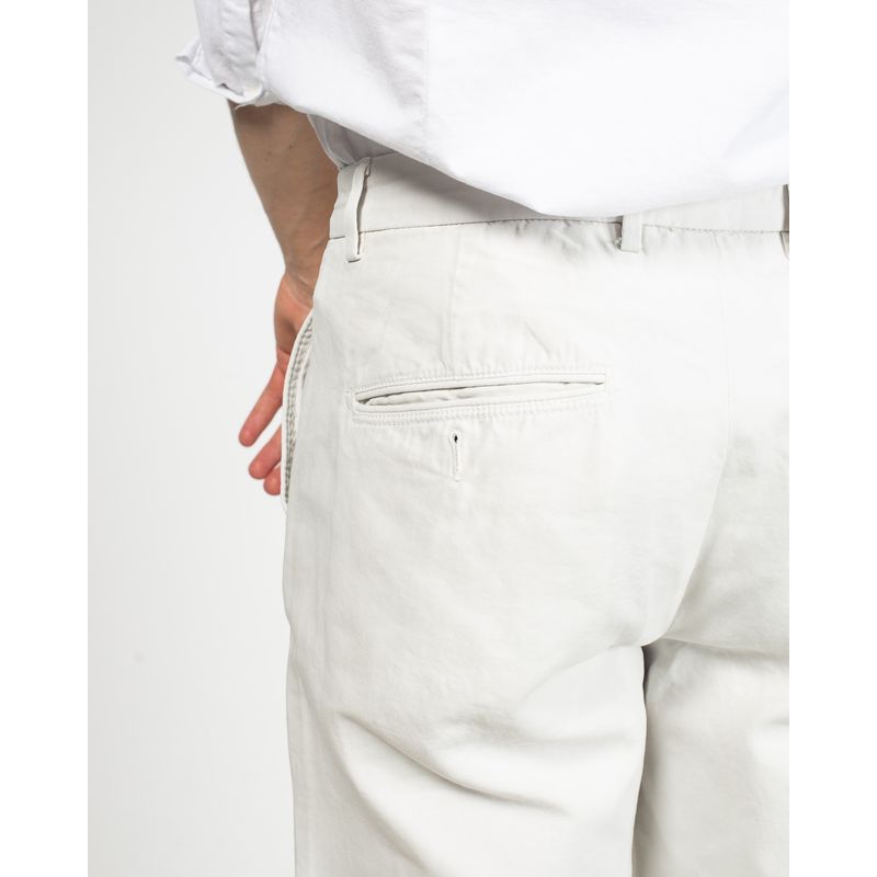 Pantaloni-drepti-cu-buzunare-si-nasturi