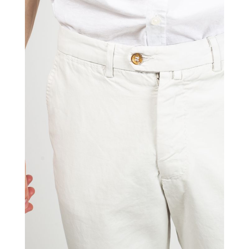 Pantaloni-drepti-cu-buzunare-si-nasturi